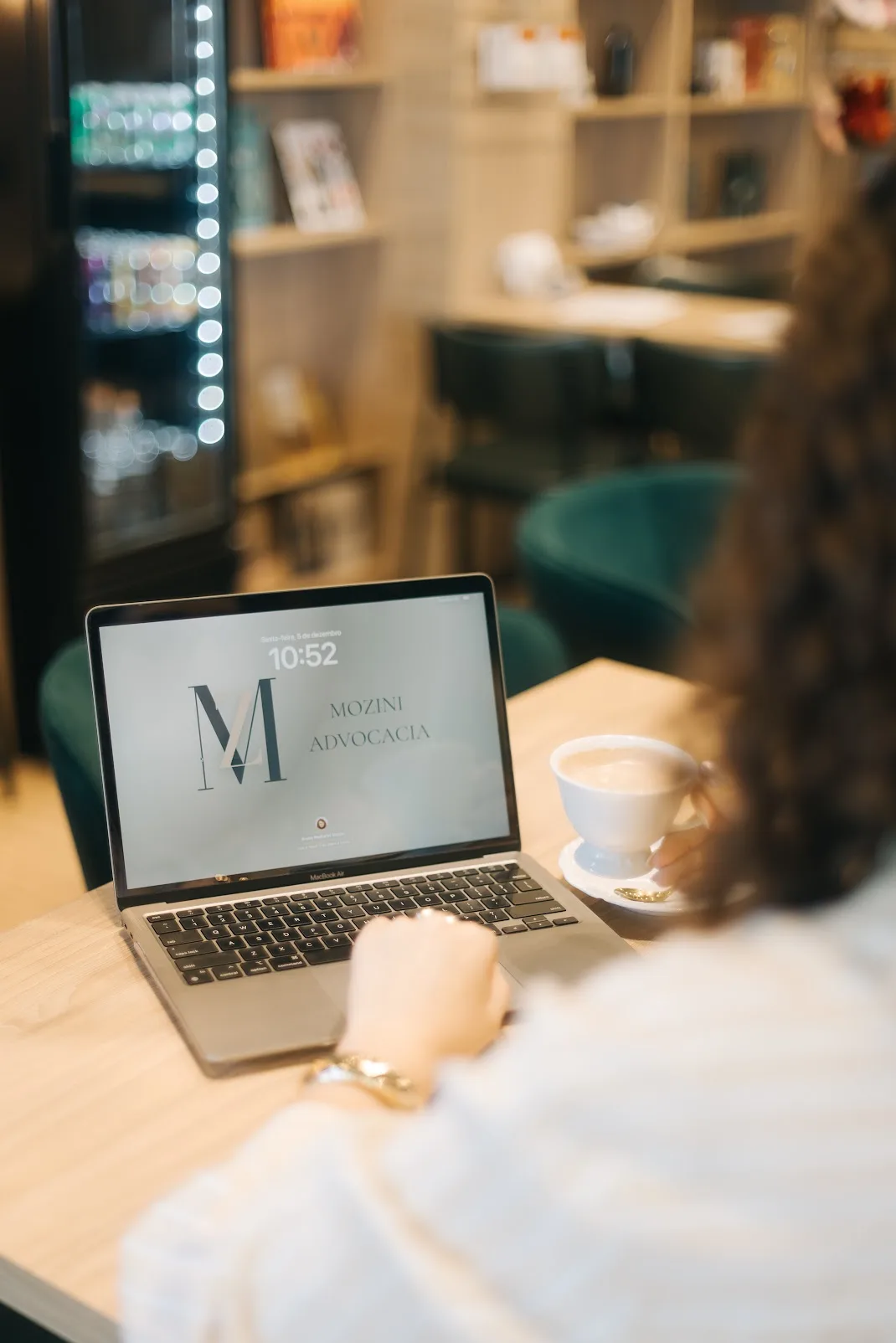 Bruna Mozini trabalhando em caso de plano de saúde